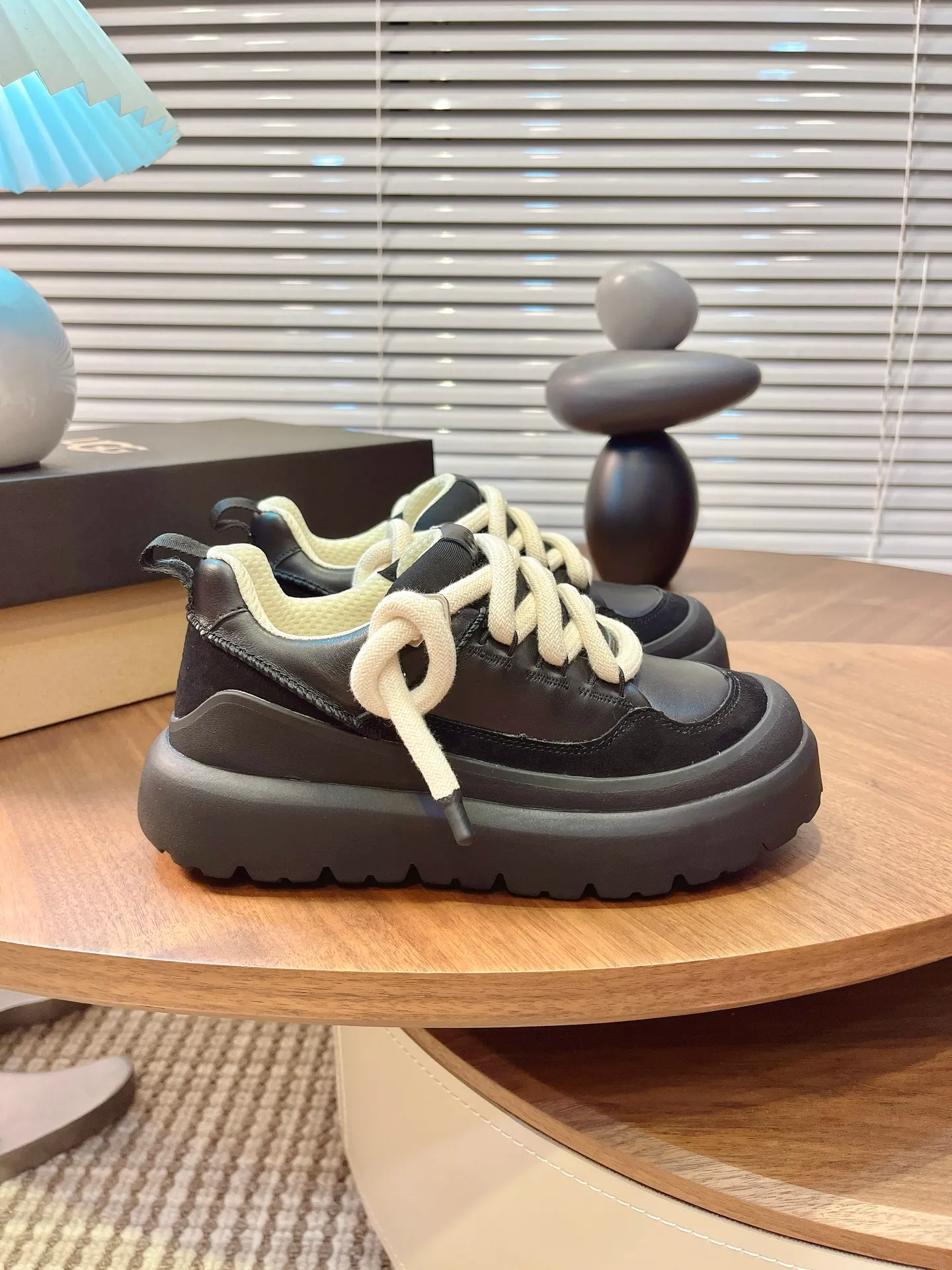 [UGG] P: 600💰 Couple shoes Size: Women's size 35-40 / Men's size 40-44 ugg top quality G131 What you see is what you get UGG new autumn and winter couple series cotton shoes snow boots cotton shoes fur shoes As a leading brand, this new pair also continues its consistent concept of comfort. It is light and comfortable on the feet, as if stepping on clouds. Moreover, its sole is made of EVA material, which is non-slip and wear-resistant. It is stable whether walking or running. You no longer have to worry about tired feet from walking! In addition to comfort, the design of this new pair is also super fashionable! The simple lines and smooth tailoring can be matched with both casual wear and formal occasions. Moreover, the plush decoration on the upper is the finishing touch, making the whole pair look more cute and playful. It is definitely a must-have item for trendy women! Upper: nubuck leather lining: wool